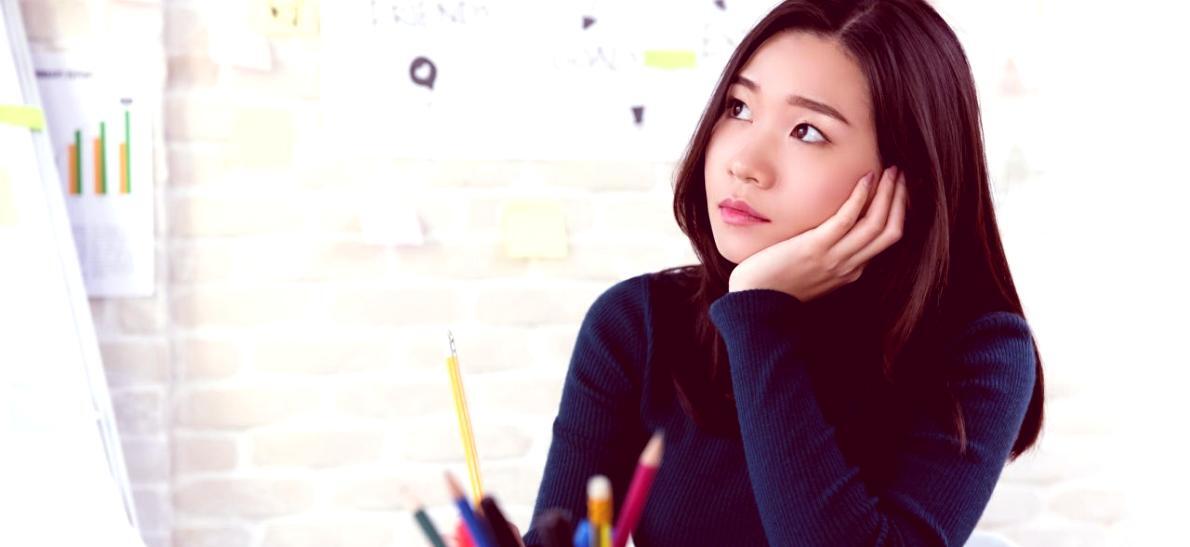 Professionnel utilisant les outils de formation en ligne