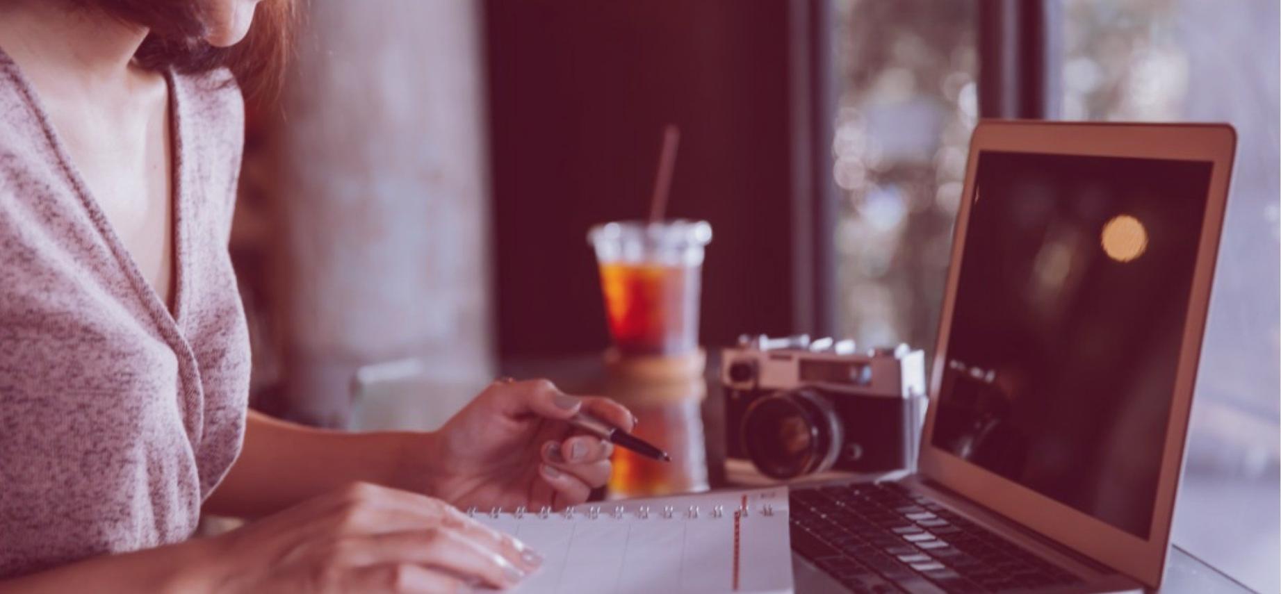 Participants travaillant sur des cas pratiques de présentation budgétaire